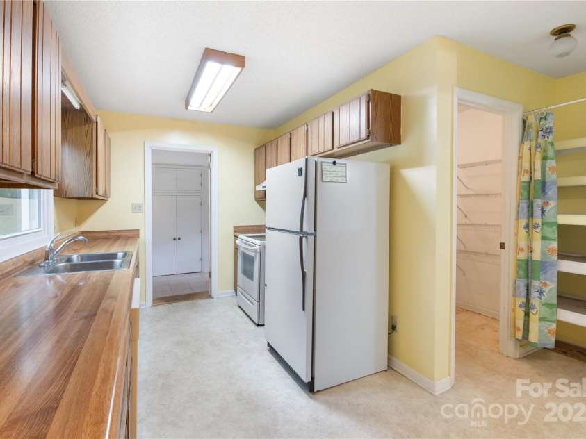 6 Stephanie Lane, Asheville, NC 28805.  MLS# CAR4258540, YatesRealty ID 20202. Kitchen