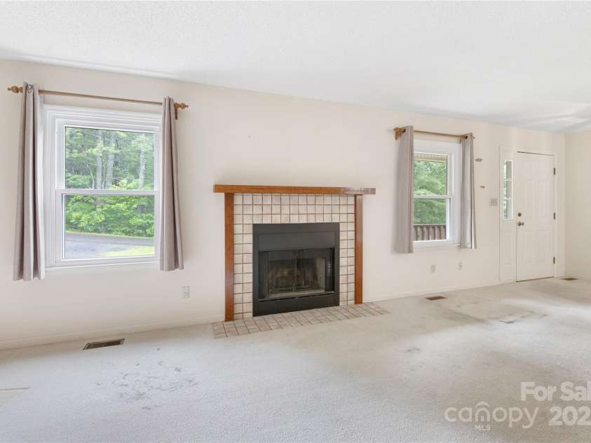6 Stephanie Lane, Asheville, NC 28805.  MLS# CAR4258540, YatesRealty ID 20202. Living Room