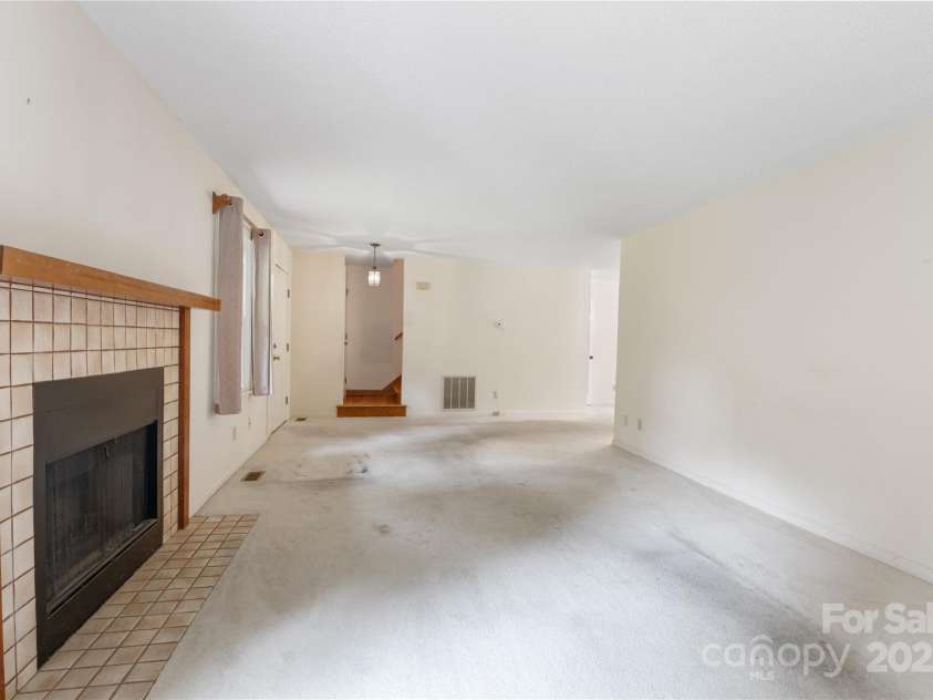 6 Stephanie Lane, Asheville, NC 28805.  MLS# CAR4258540, YatesRealty ID 20202. Living Room