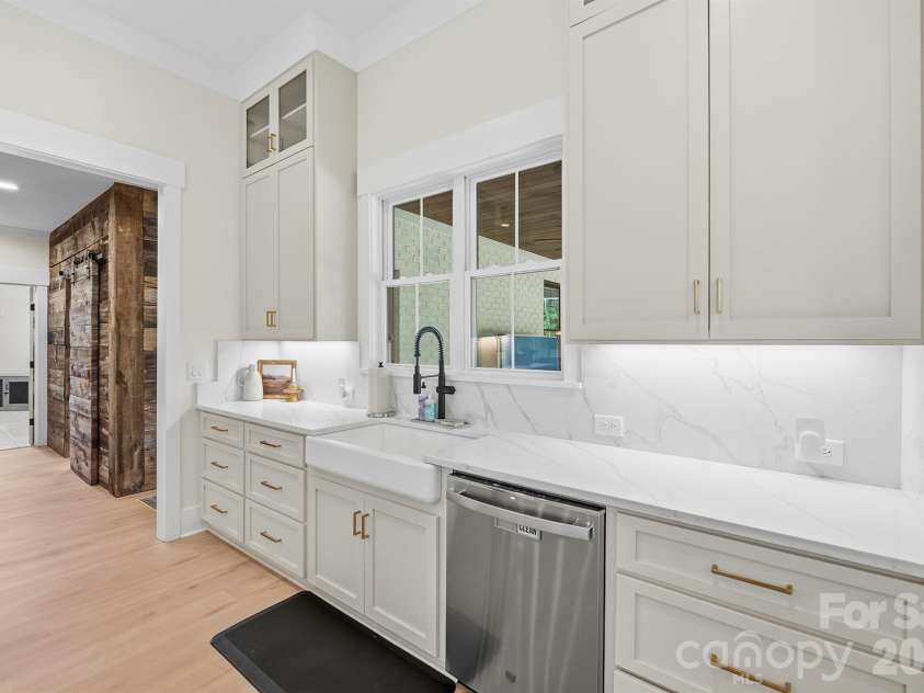 2855 Long Run Farm Road, Mount Pleasant, NC 28124.  MLS# CAR4371280, YatesRealty ID 20206. Ceiling Height Custom Cabinets