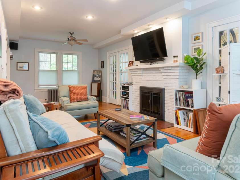 1 Kenilworth Road, Asheville, NC 28803.  MLS# CAR4241004, YatesRealty ID 20208. 