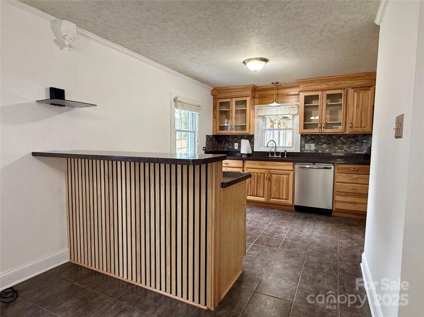 808 Mark Street, Belmont, NC 28012.  MLS# CAR4294048, YatesRealty ID 2021. Bar