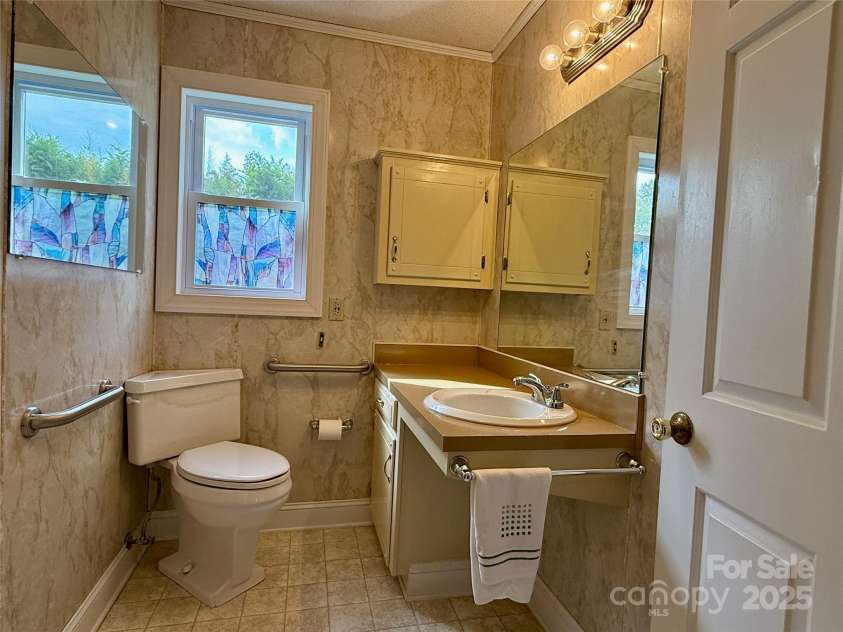 808 Mark Street, Belmont, NC 28012.  MLS# CAR4294048, YatesRealty ID 2021. Primary Bathroom