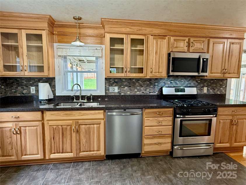 808 Mark Street, Belmont, NC 28012.  MLS# CAR4294048, YatesRealty ID 2021. Solid Oak Cabinetry