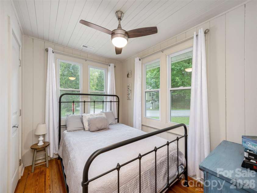 811 Miami Terrace, Hendersonville, NC 28791.  MLS# CAR4378335, YatesRealty ID 20210. 