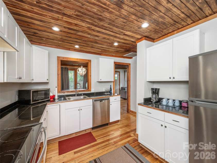 811 Miami Terrace, Hendersonville, NC 28791.  MLS# CAR4378335, YatesRealty ID 20210. Updated kitchen