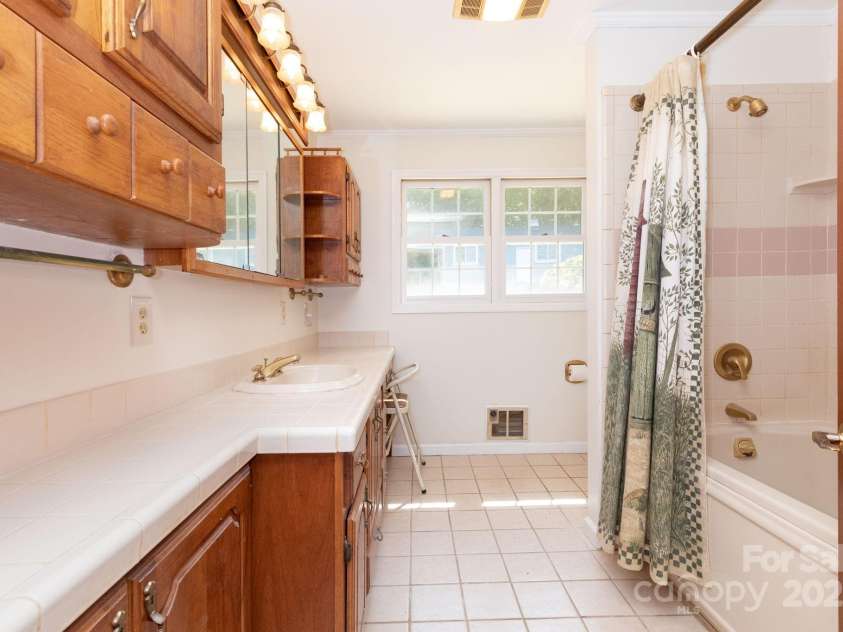 18 Gravely Branch Road, Fletcher, NC 28732.  MLS# CAR4268801, YatesRealty ID 20212. Hall Bathroom