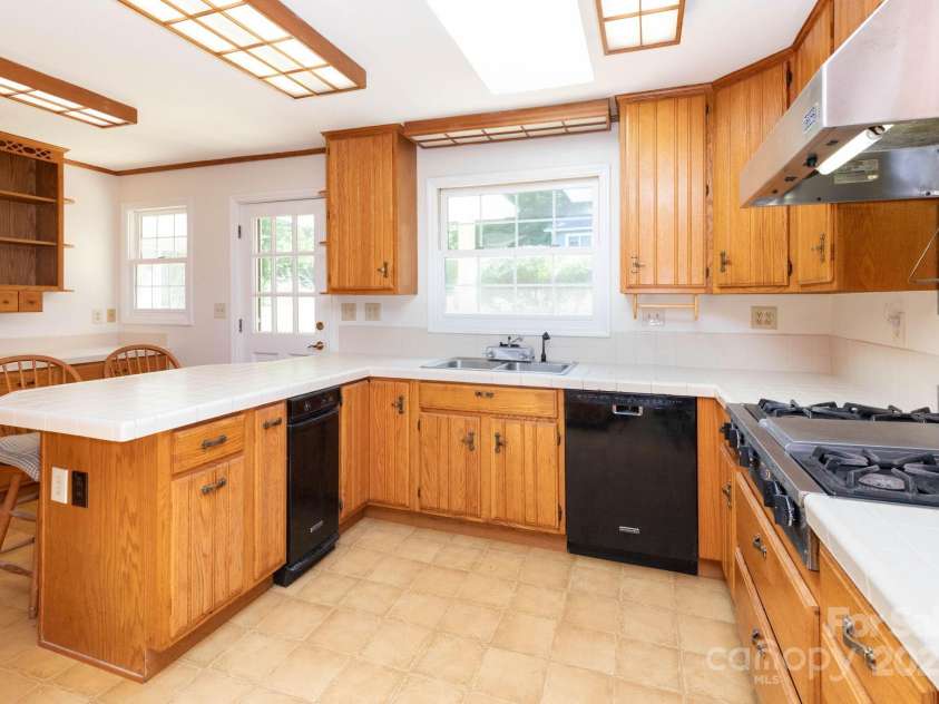 18 Gravely Branch Road, Fletcher, NC 28732.  MLS# CAR4268801, YatesRealty ID 20212. Kitchen