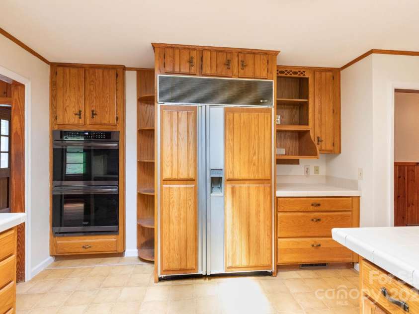 18 Gravely Branch Road, Fletcher, NC 28732.  MLS# CAR4268801, YatesRealty ID 20212. Kitchen