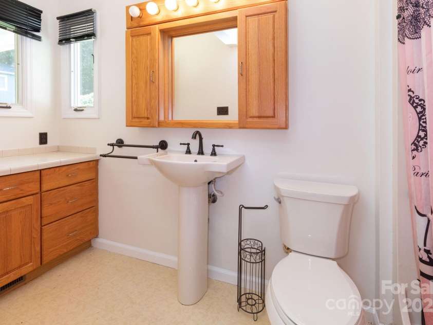 18 Gravely Branch Road, Fletcher, NC 28732.  MLS# CAR4268801, YatesRealty ID 20212. Primary Bathroom