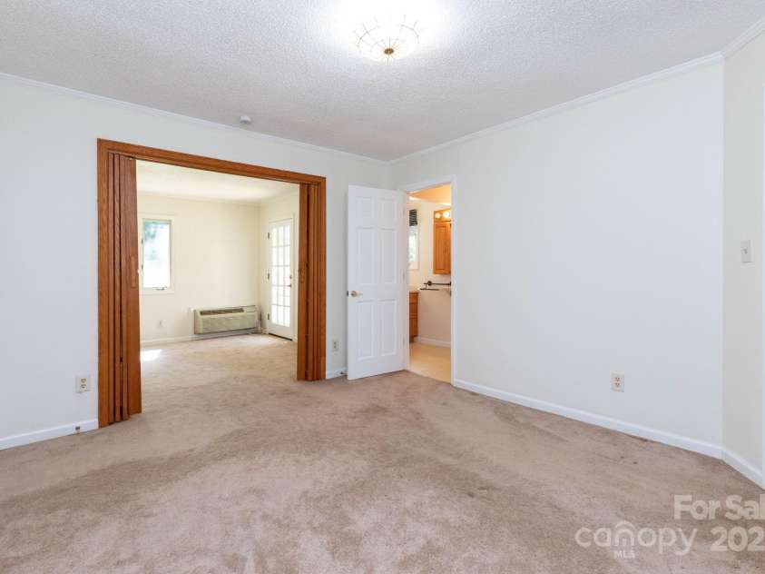 18 Gravely Branch Road, Fletcher, NC 28732.  MLS# CAR4268801, YatesRealty ID 20212. Primary Suite - Sitting Area