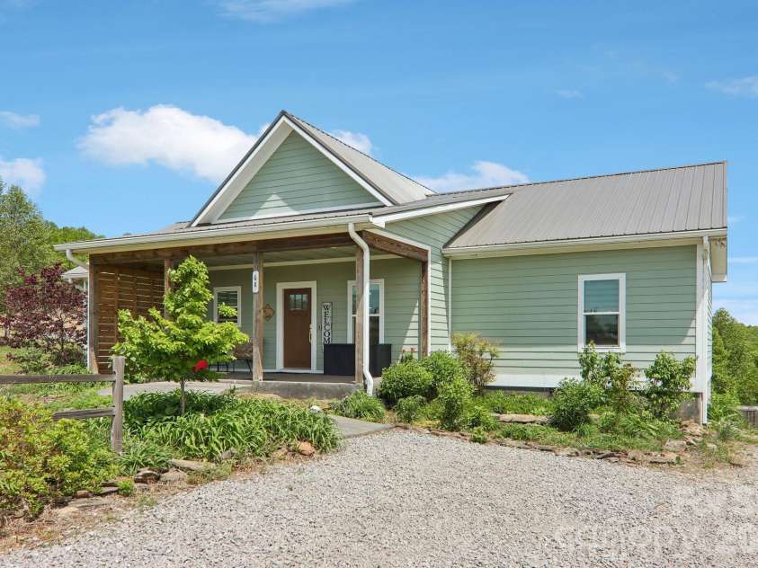 68 Simply Grateful Drive, Hendersonville, NC 28792.  MLS# CAR4361278, YatesRealty ID 20212. 