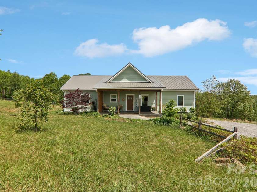 68 Simply Grateful Drive, Hendersonville, NC 28792.  MLS# CAR4361278, YatesRealty ID 20212. 