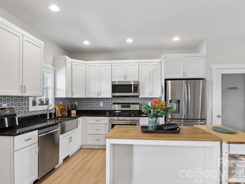 68 Simply Grateful Drive, Hendersonville, NC 28792.  MLS# CAR4361278, YatesRealty ID 20212. 
