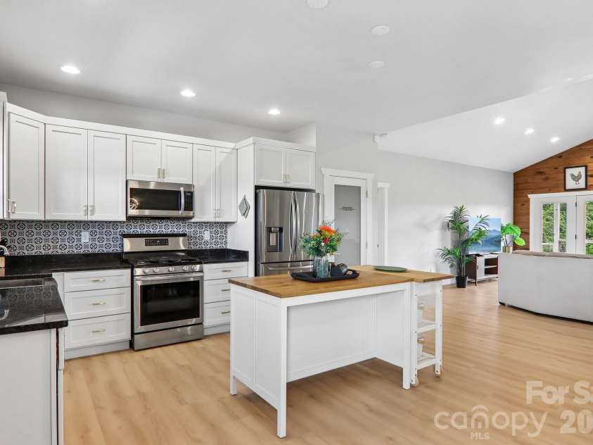 68 Simply Grateful Drive, Hendersonville, NC 28792.  MLS# CAR4361278, YatesRealty ID 20212. 