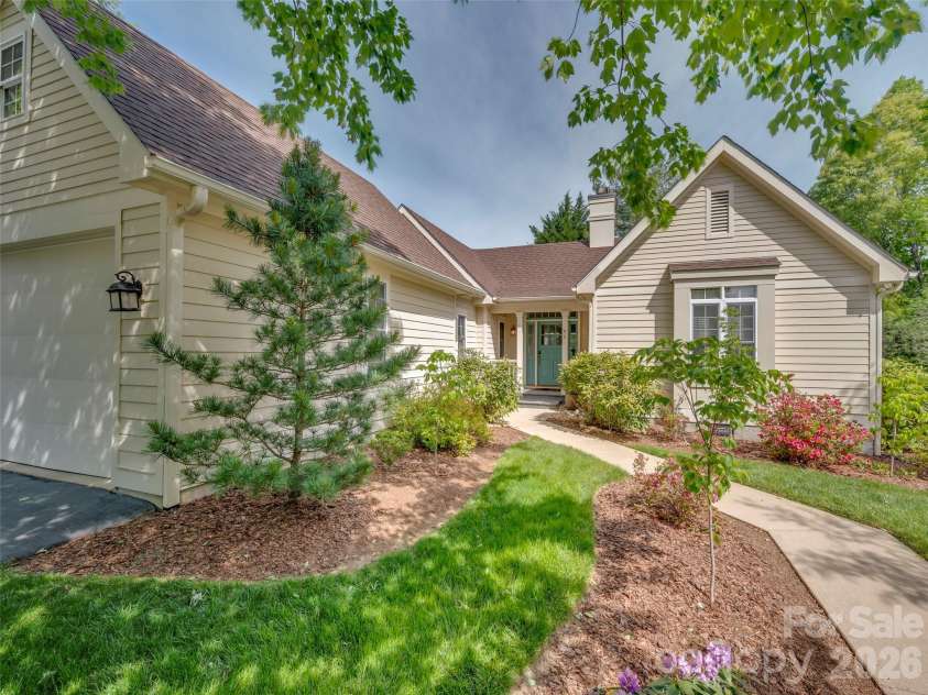 90 Dunroy Drive, Hendersonville, NC 28739.  MLS# CAR4378915, YatesRealty ID 20214. 