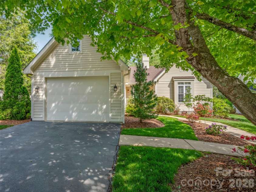 90 Dunroy Drive, Hendersonville, NC 28739.  MLS# CAR4378915, YatesRealty ID 20214. 