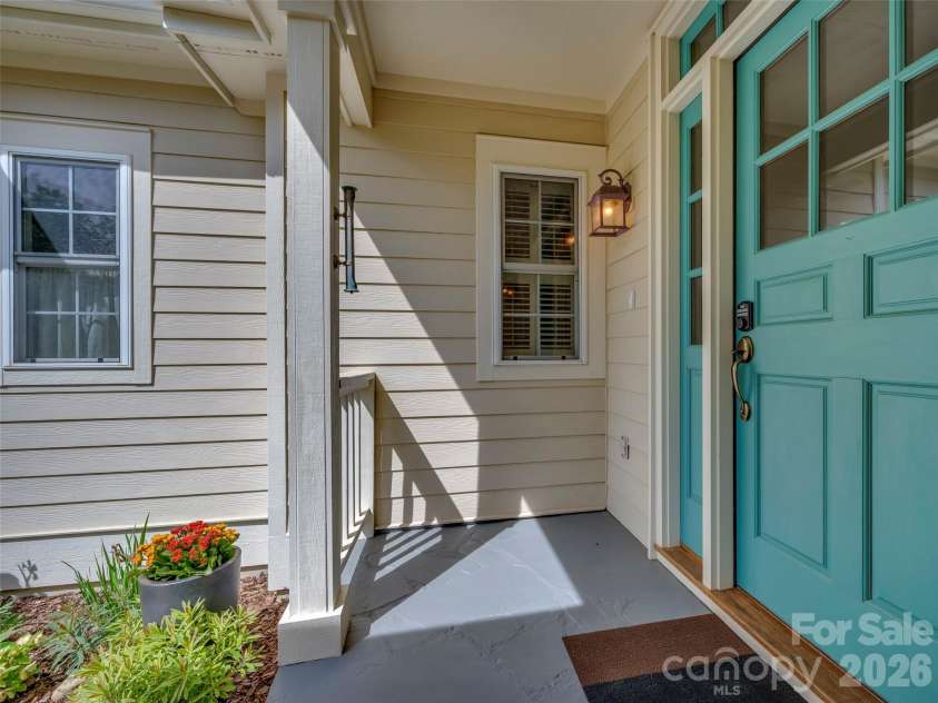 90 Dunroy Drive, Hendersonville, NC 28739.  MLS# CAR4378915, YatesRealty ID 20214. 