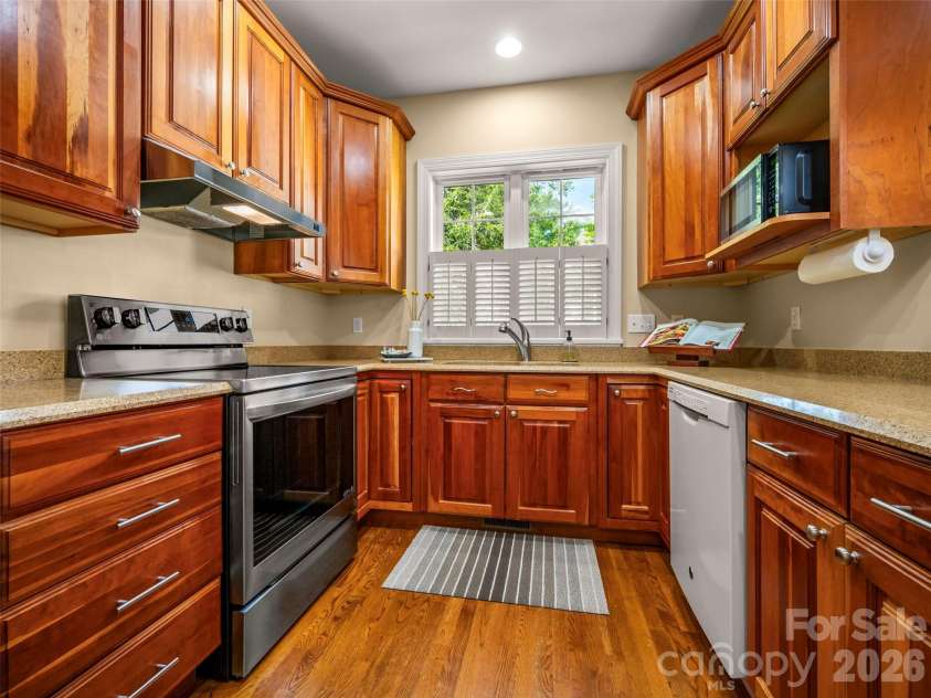 90 Dunroy Drive, Hendersonville, NC 28739.  MLS# CAR4378915, YatesRealty ID 20214. 