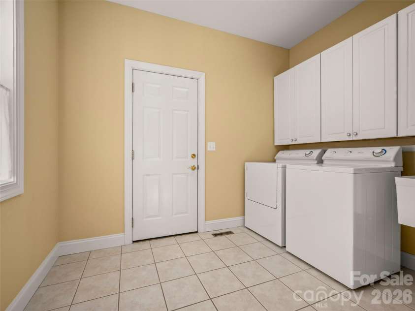 90 Dunroy Drive, Hendersonville, NC 28739.  MLS# CAR4378915, YatesRealty ID 20214. 