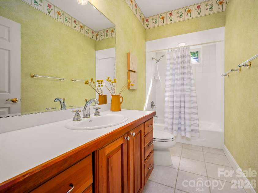90 Dunroy Drive, Hendersonville, NC 28739.  MLS# CAR4378915, YatesRealty ID 20214. 