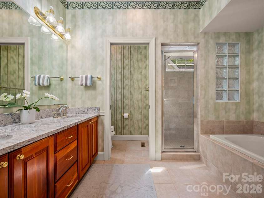 90 Dunroy Drive, Hendersonville, NC 28739.  MLS# CAR4378915, YatesRealty ID 20214. 