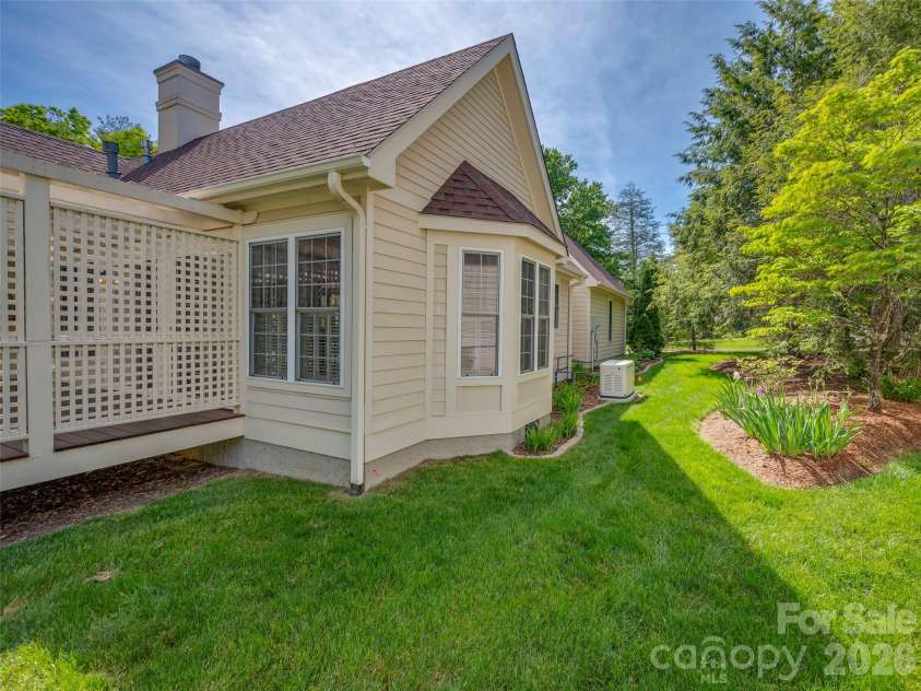 90 Dunroy Drive, Hendersonville, NC 28739.  MLS# CAR4378915, YatesRealty ID 20214. 