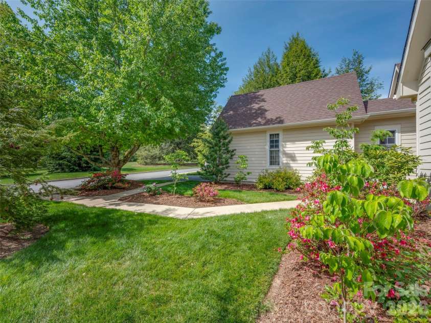 90 Dunroy Drive, Hendersonville, NC 28739.  MLS# CAR4378915, YatesRealty ID 20214. 