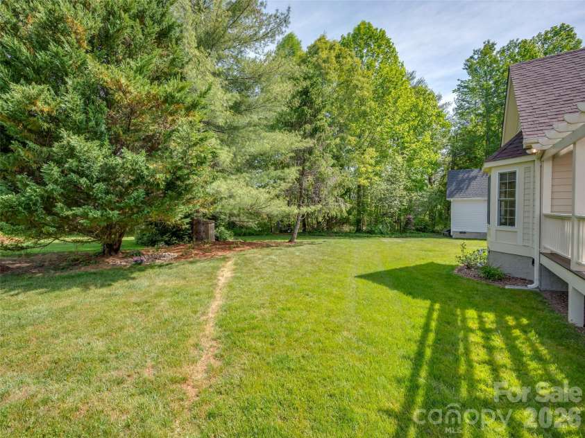 90 Dunroy Drive, Hendersonville, NC 28739.  MLS# CAR4378915, YatesRealty ID 20214. 