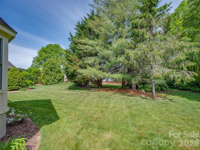 90 Dunroy Drive, Hendersonville, NC 28739.  MLS# CAR4378915, YatesRealty ID 20214. 