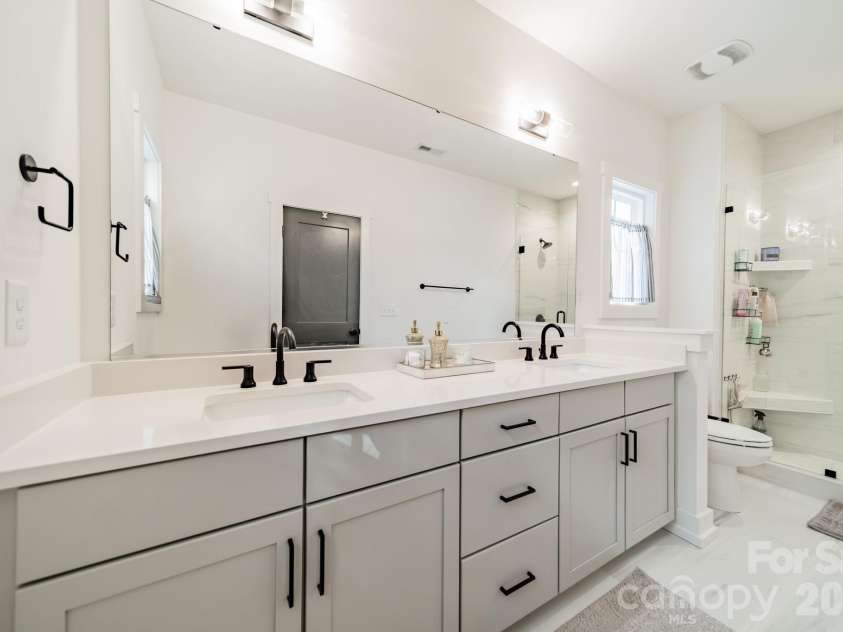 608 Ambassador Street, Charlotte, NC 28208.  MLS# CAR4342257, YatesRealty ID 20217. Primary Bathroom