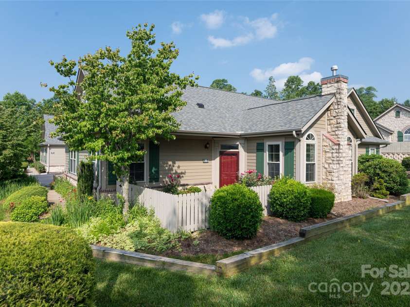 55 Outlook Circle, Swannanoa, NC 28778.  MLS# CAR4267011, YatesRealty ID 20219. 