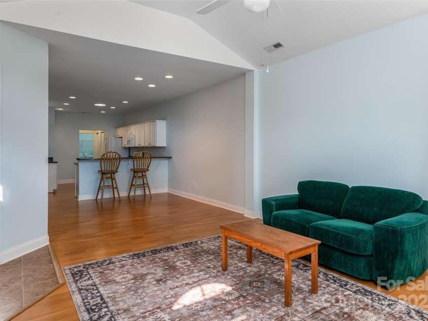 55 Outlook Circle, Swannanoa, NC 28778.  MLS# CAR4267011, YatesRealty ID 20219. 