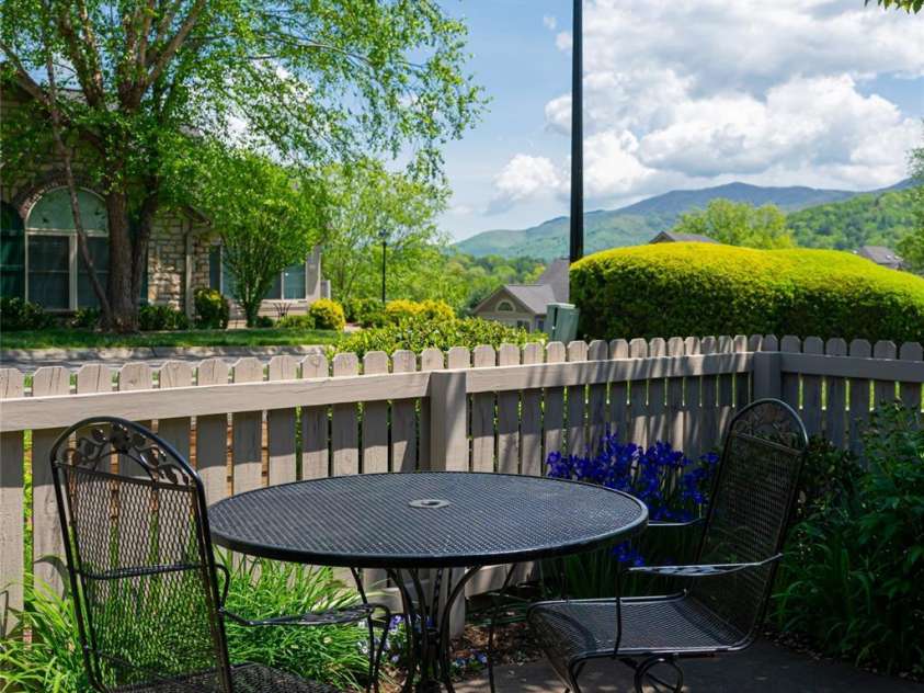 55 Outlook Circle, Swannanoa, NC 28778.  MLS# CAR4267011, YatesRealty ID 20219. Overlook the mountains and enjoy the quiet part of the community.