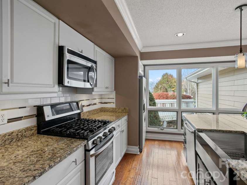 122 Broadmoor Drive, Flat Rock, NC 28731.  MLS# CAR4335067, YatesRealty ID 2022. 