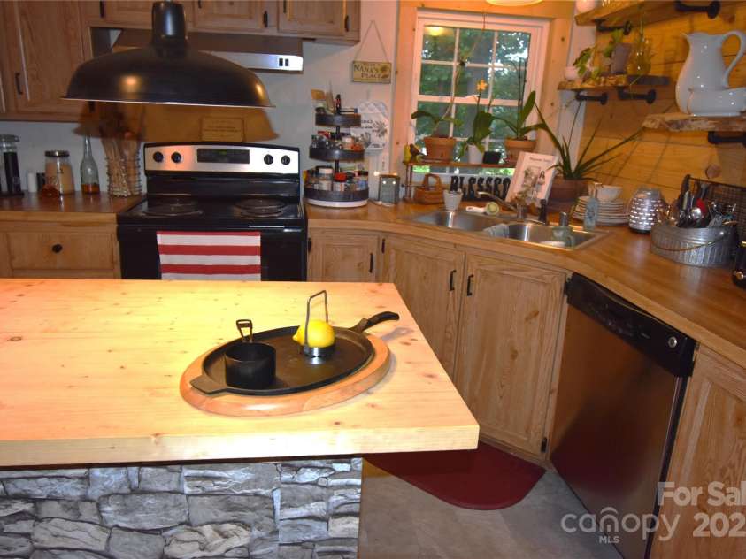 1789 Paris Drive, Conover, NC 28613.  MLS# CAR4263966, YatesRealty ID 20220. 