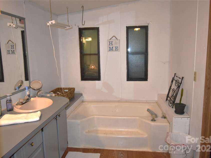 1789 Paris Drive, Conover, NC 28613.  MLS# CAR4263966, YatesRealty ID 20220. 