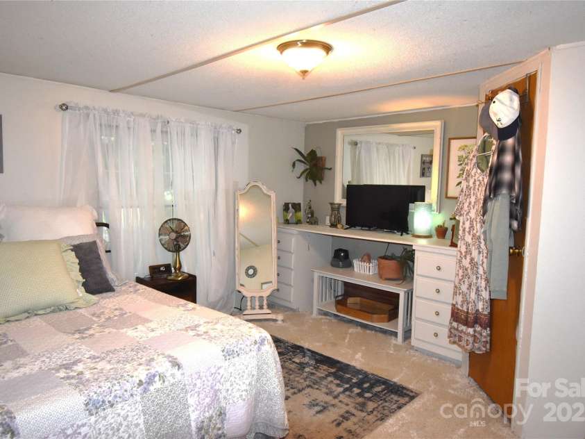 1789 Paris Drive, Conover, NC 28613.  MLS# CAR4263966, YatesRealty ID 20220. 