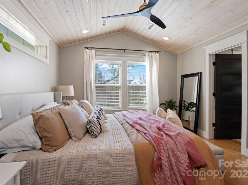 7 Acona Lane, Asheville, NC 28803.  MLS# CAR4213714, YatesRealty ID 20221. 
