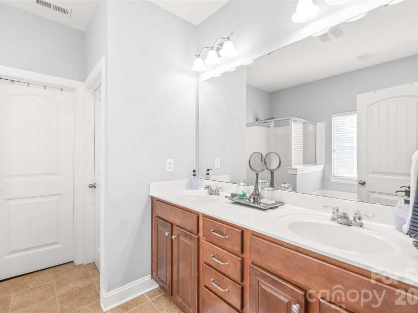 2441 Chatham Drive, Fort Mill, SC 29707.  MLS# CAR4347298, YatesRealty ID 20222. 
