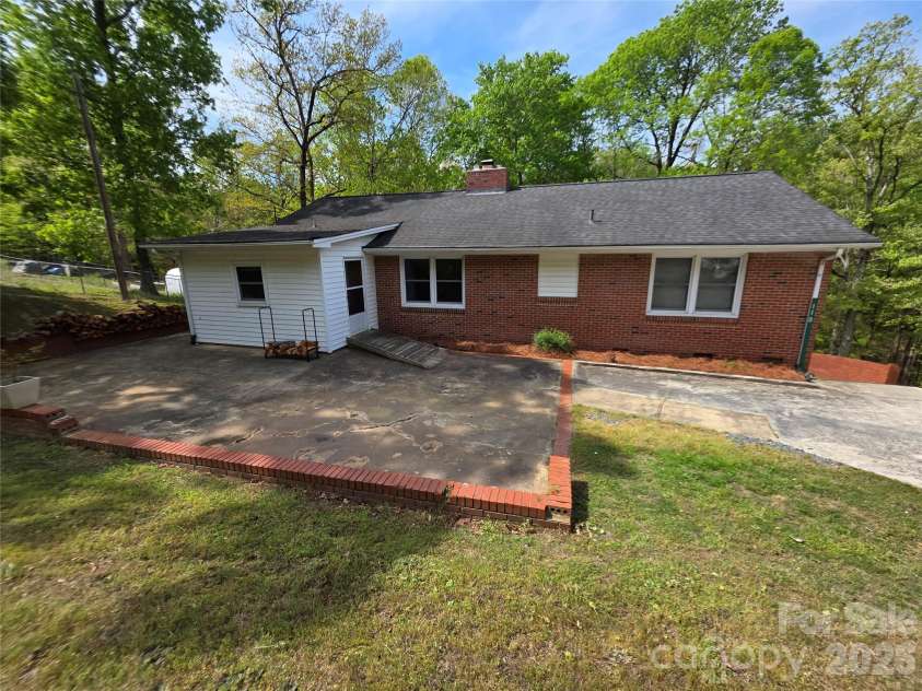 110 Crestwood Drive, Chester, SC 29706.  MLS# CAR4355972, YatesRealty ID 20223. 