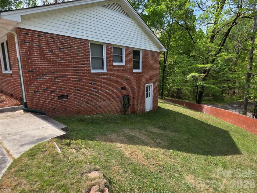 110 Crestwood Drive, Chester, SC 29706.  MLS# CAR4355972, YatesRealty ID 20223. 