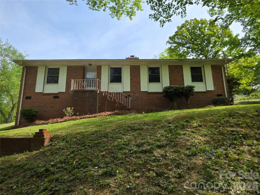 110 Crestwood Drive, Chester, SC 29706.  MLS# CAR4355972, YatesRealty ID 20223. 