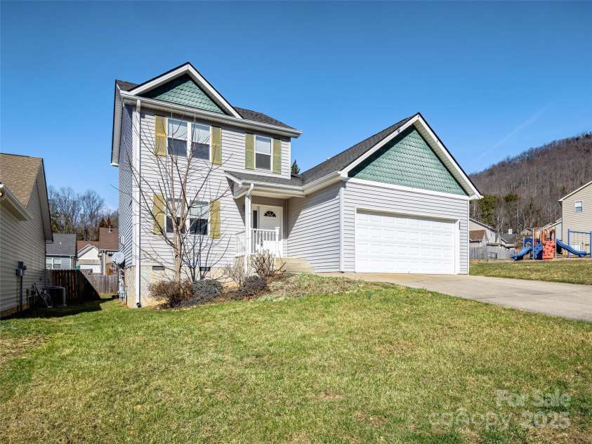 105 Woodcreek Circle, Swannanoa, NC 28778.  MLS# CAR4226207, YatesRealty ID 20227. 