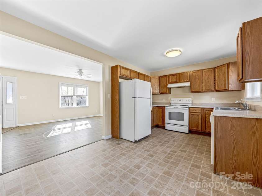 105 Woodcreek Circle, Swannanoa, NC 28778.  MLS# CAR4226207, YatesRealty ID 20227. 