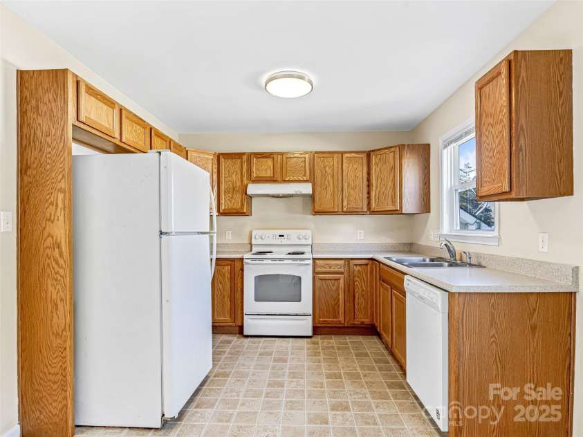105 Woodcreek Circle, Swannanoa, NC 28778.  MLS# CAR4226207, YatesRealty ID 20227. 