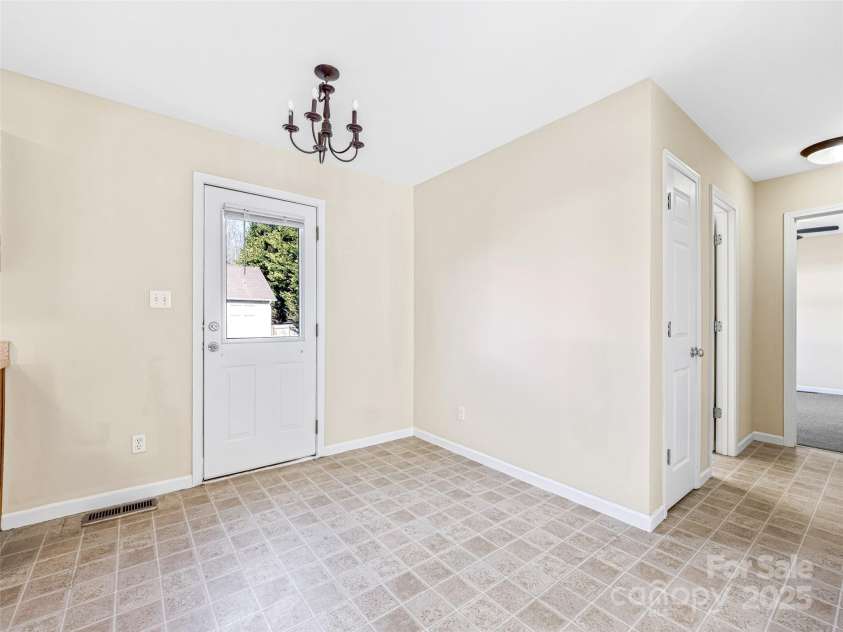 105 Woodcreek Circle, Swannanoa, NC 28778.  MLS# CAR4226207, YatesRealty ID 20227. 