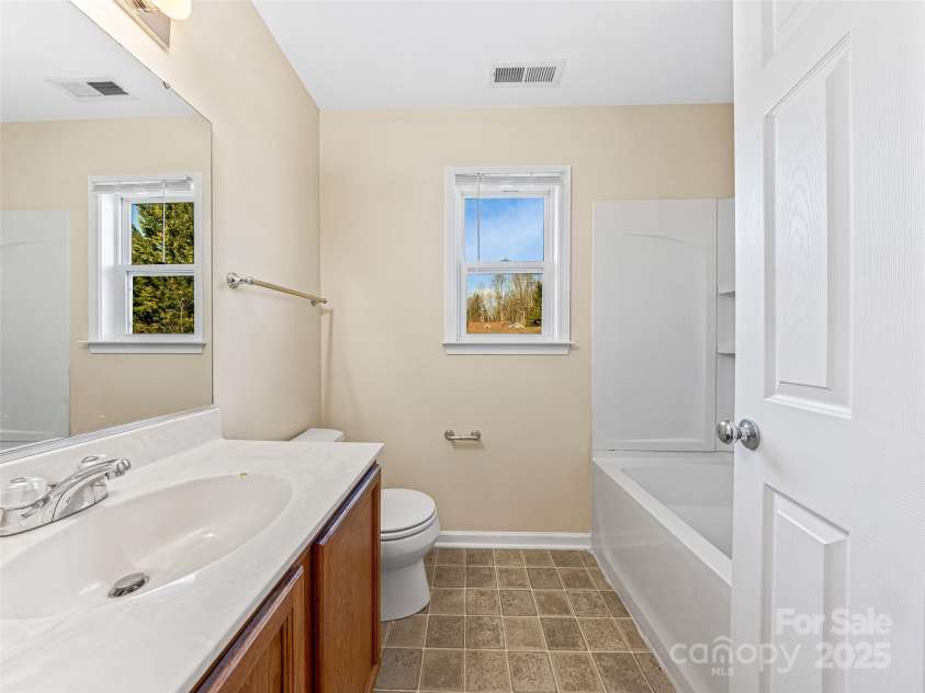 105 Woodcreek Circle, Swannanoa, NC 28778.  MLS# CAR4226207, YatesRealty ID 20227. 