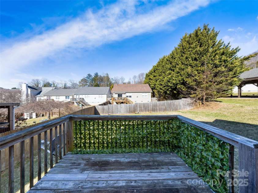 105 Woodcreek Circle, Swannanoa, NC 28778.  MLS# CAR4226207, YatesRealty ID 20227. 