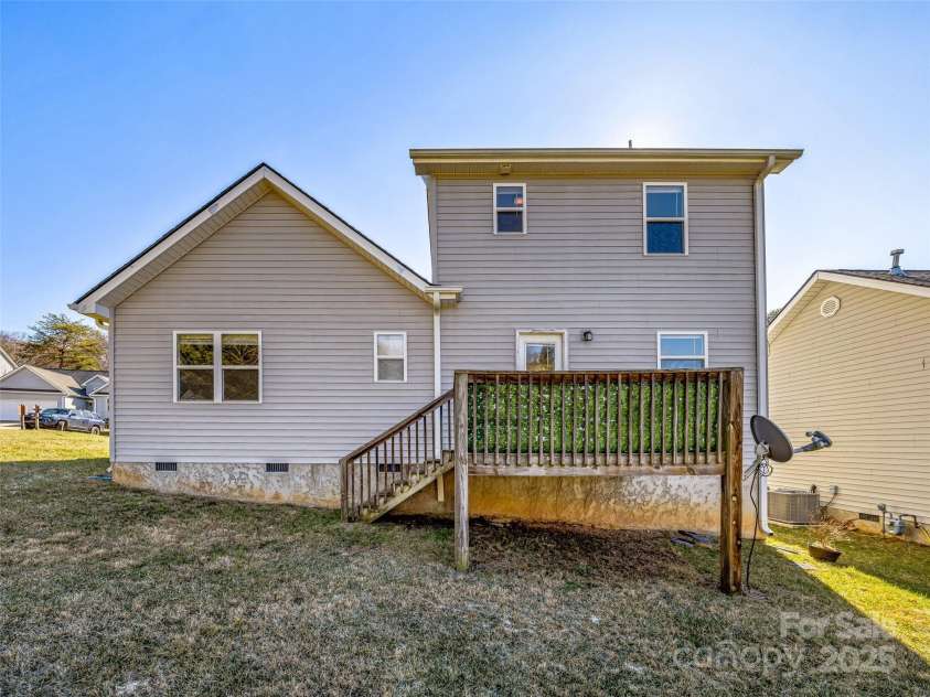 105 Woodcreek Circle, Swannanoa, NC 28778.  MLS# CAR4226207, YatesRealty ID 20227. 